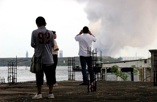 Spectators watch smoke rise from the Clorados 3 plant on 20 April 2016 in the Pajaritos petrochemical complex in Coatzacoalcos, Veracruz state, Mexico. (Xinhua News Agency/REX/Shutterstock)