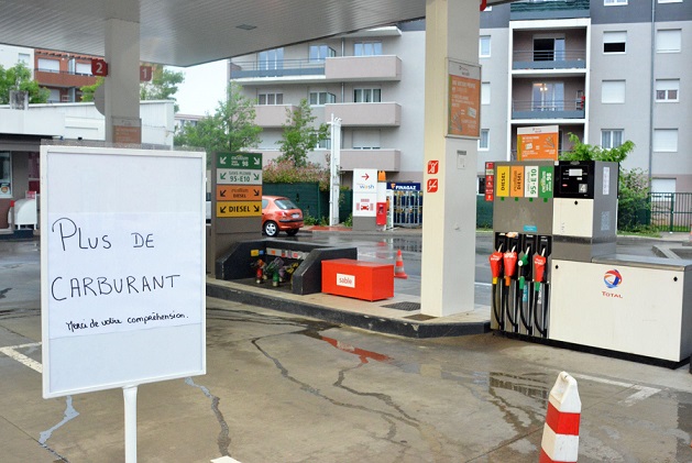 A sign reading fuel shortage at a gas station in Bourgoin-Jallieu, France. Photo credit: Rex/Shutterstock