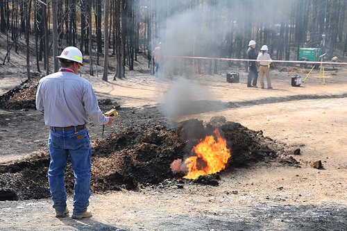 A contractor monitors air quality at the site of the 31 October explosion and fire in Shelby county, Alabama. (Image source: Colonial Pipeline) https://helena.colonialresponse.com/imagesvideo/