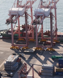 \Cranes at harbour